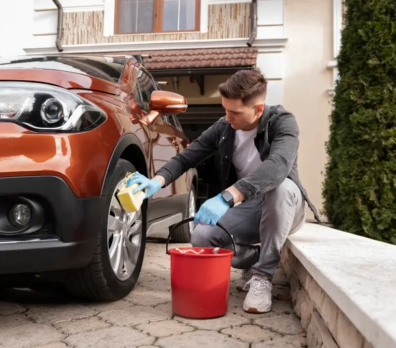 Lavage auto à domicile Le Pian-sur-Garonne : professionnel intervenant sur un véhicule